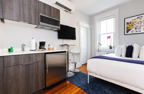 Griggs Park Apartment | Modern Studio, quick train to Boston.#16