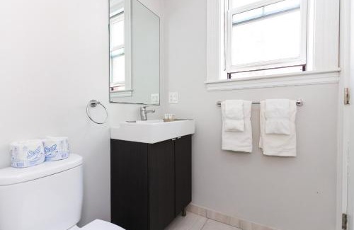 Griggs Park Apartment | Modern Studio, quick train to Boston.#16