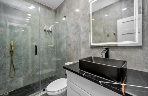 Houston Apartment | Modern Studio Retreat with King Bed, Full Kitchen & Free Park