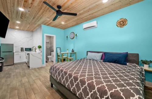 Houston Apartment | Modern Studio Retreat with King Bed, Full Kitchen & Free Park