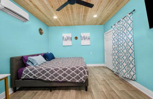 Houston Apartment | Modern Studio Retreat with King Bed, Full Kitchen & Free Park
