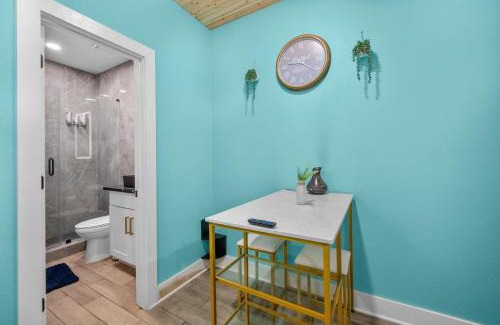 Houston Apartment | Modern Studio Retreat with King Bed, Full Kitchen & Free Park