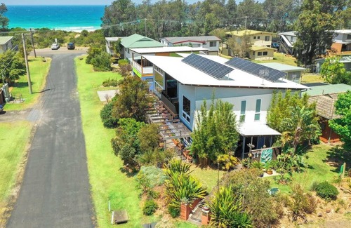 Narrawallee Apartment | Modern Studio right at Narrawallee Beach