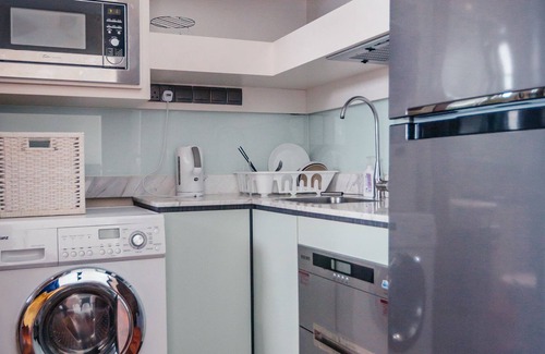 Bedok House | Modern studio room EZS-6 with shared pool in bungalow