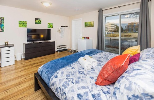 Centrepointe Apartment | Modern Studio w King Bed - Central Ottawa