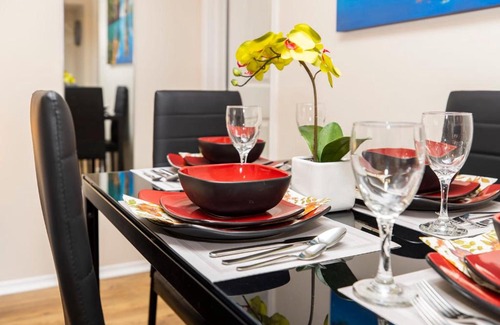 Centrepointe Apartment | Modern Studio w King Bed - Central Ottawa