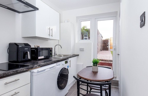 Basildon Apartment | Modern Studio w/private Kitchen, Bathroom & Garden