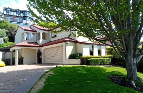 West Hobart Apartment | Modern studio walking distance to Hobart and Mt Knocklofty