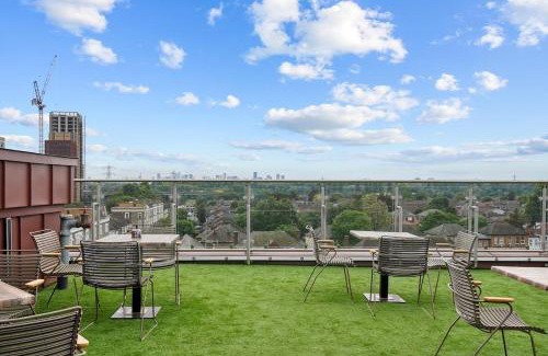 Valentines Apartment | Modern Studio with Balcony Godino Hotel Ilford