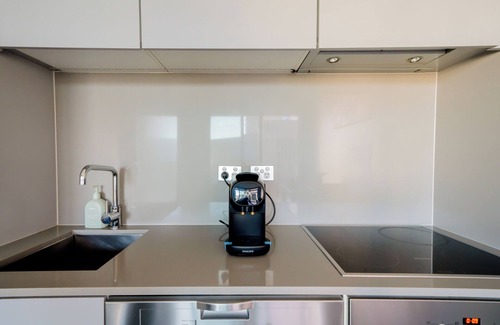 Kingston Apartment | Modern studio with free wifi & parking