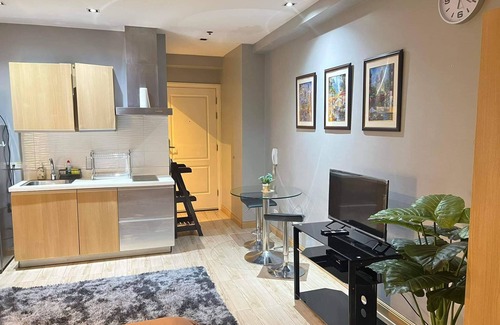 Downtown Apartment | Modern Studio with Netflix in Enchanting Gramercy Makati