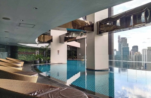 Downtown Apartment | Modern Studio with Netflix in Enchanting Gramercy Makati