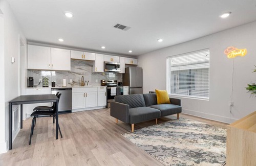 Knox - Henderson Apartment | Modern Style Studio in Downtown Dallas + Parking