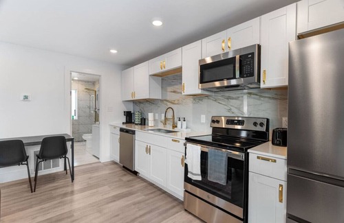 Knox - Henderson Apartment | Modern Style Studio in Downtown Dallas + Parking