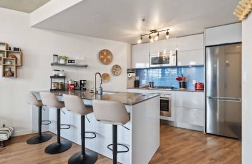 Gastown Apartment | Modern & Stylish 1BR Condo, Vancity!
