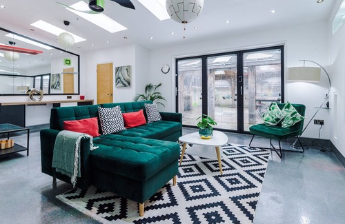 Doncaster Other | Modern Stylish 2-bedroom house & on-site parking