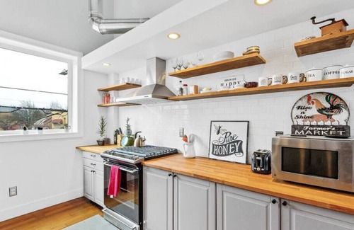 St. Johns Apartment | Modern Stylish 2 BR in Historic St. Johns