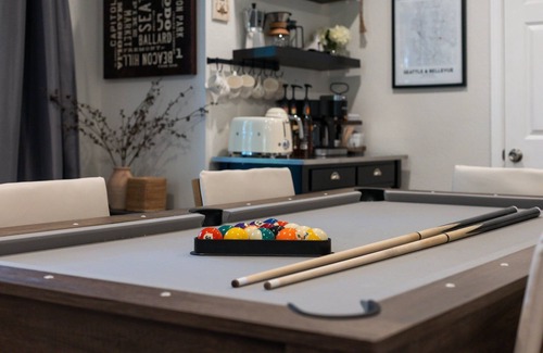 Eastgate House | Modern & Stylish Bellevue Basement Suite - Spacious & Cozy Stay Urban Oasis