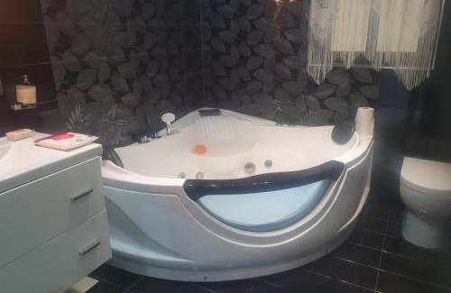 Santa Maria Estate Apartment | Modern, stylish & comfortable 3 bedroom apartment with jacuzzi and private yard with barbeque