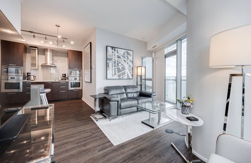 Toronto Entertainment District Condo | Modern Stylish Condo w/CN Tower view+Free Parking