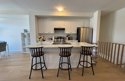 Caledonia House | Modern & Stylish Cozy Home/Balcony, Wifi – 15 min from Hamilton