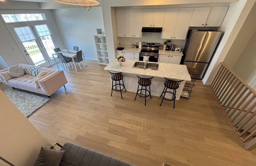 Caledonia House | Modern & Stylish Cozy Home/Balcony, Wifi – 15 min from Hamilton