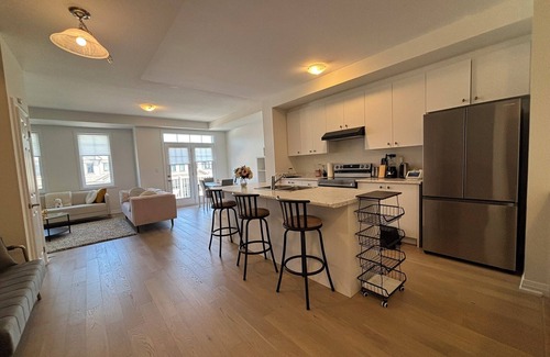 Caledonia House | Modern & Stylish Cozy Home/Balcony, Wifi – 15 min from Hamilton