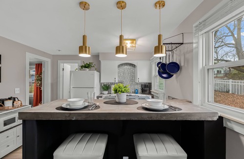 Fenton House | Modern & Stylish Fenton Retreat: Walk to Downtown!