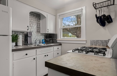 Fenton House | Modern & Stylish Fenton Retreat: Walk to Downtown!