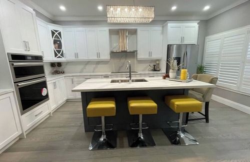 Churchill Meadows House | Modern & Stylish Fully Furnished 5 Bedroom Home