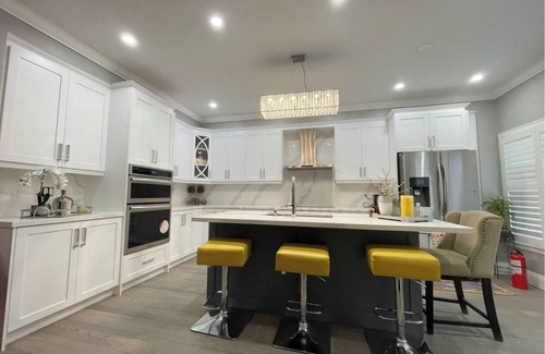 Churchill Meadows House | Modern & Stylish Fully Furnished 5 Bedroom Home