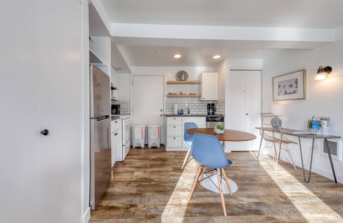 Gig Harbor House | Modern, stylish guesthouse with views of Mt. Rainier & Gig Harbor