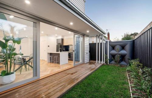 Williamstown House | Modern Stylish Home - Walk to Beach