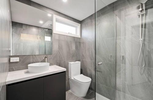 Williamstown House | Modern Stylish Home - Walk to Beach
