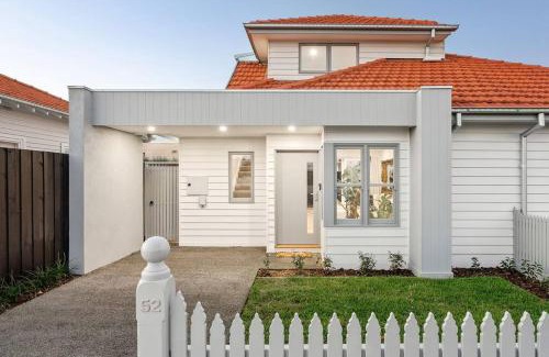 Williamstown House | Modern Stylish Home - Walk to Beach