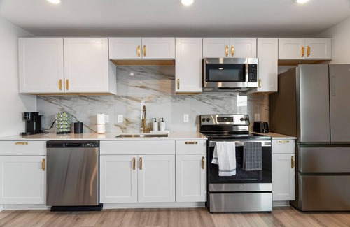 Knox - Henderson Apartment | Modern Stylish Oasis in Downtown Dallas w Parking