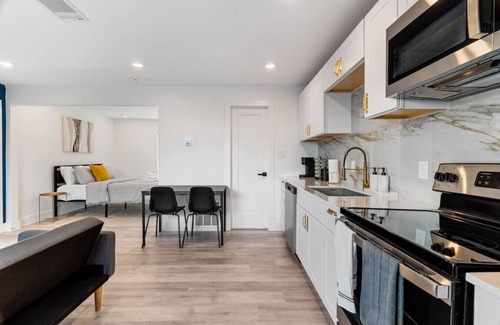 Knox - Henderson Apartment | Modern Stylish Oasis in Downtown Dallas w Parking
