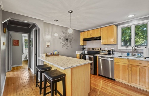 Clifton Park House | Modern & Stylish: Private Home w/Firepit~Sunroom!