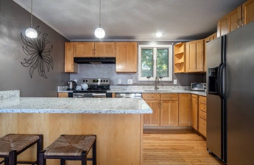 Clifton Park House | Modern & Stylish: Private Home w/Firepit~Sunroom!