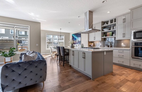 Cochrane House | Modern, Stylish, Professionally Decorated, spa Like, 4 Bedroom Home