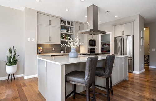 Cochrane House | Modern, Stylish, Professionally Decorated, spa Like, 4 Bedroom Home