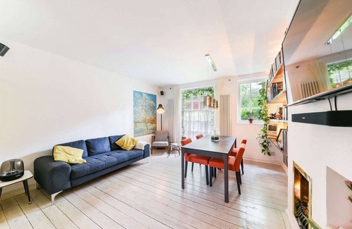 Bethnal Green Apartment | Modern, stylish, spacious flat moments from Bethnal Green tube!