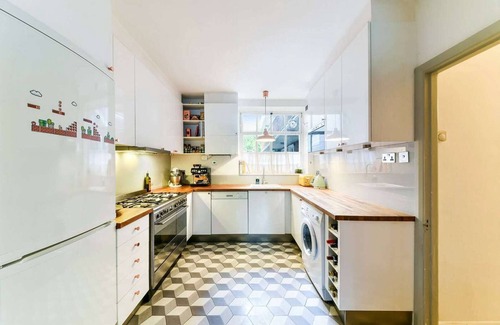 Bethnal Green Apartment | Modern, stylish, spacious flat moments from Bethnal Green tube!