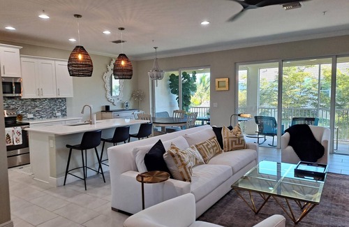 Naples Condo | Modern, stylish, spacious condo in convenient Naples gated community location.