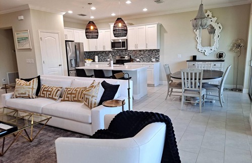 Naples Condo | Modern, stylish, spacious condo in convenient Naples gated community location.