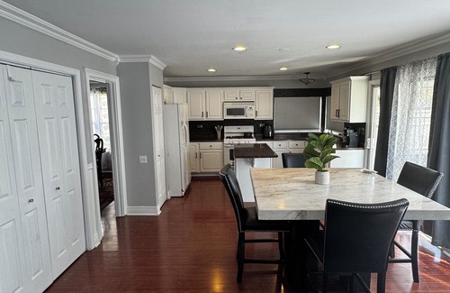 Plato Center House | Modern Suburban Oasis- 14 guest House. Family Friendly!