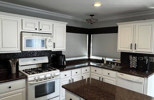 Plato Center House | Modern Suburban Oasis- 14 guest House. Family Friendly!
