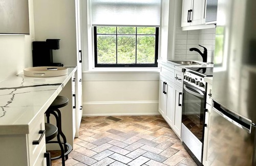 Port Hope Apartment | Modern suite (2 Queens) on the River