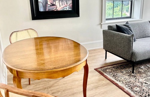 Port Hope Apartment | Modern suite (2 Queens) on the River