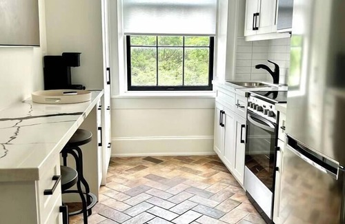 Port Hope Apartment | Modern suite (2 Queens) on the River